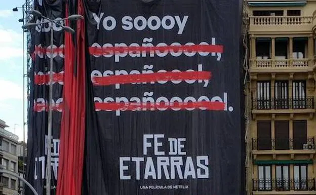 El provocador anuncio de 'Fe de etarras' colgado en San Sebastián.