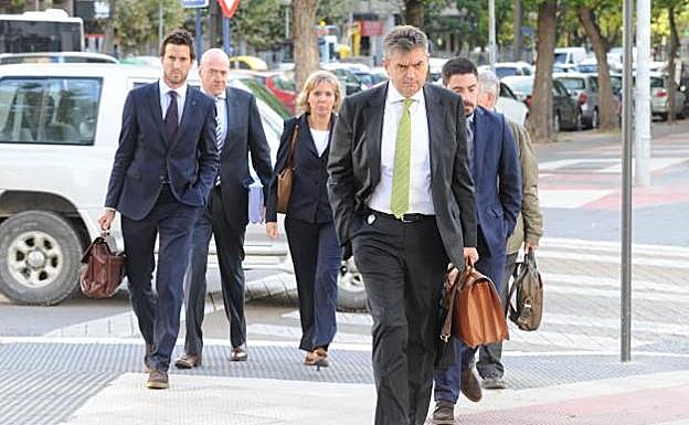 Los abogados de las empresas implicadas en el 'caso Hiriko' llegan a los juzgados de Vitoria. 