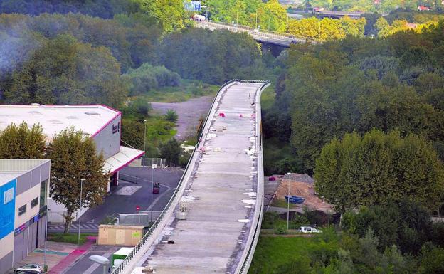 Viaducto paralizado a la altura del polígono Akarregi de Hernani, en el tramo hasta Astigarraga, del que solo se ha ejecutado un 35%.