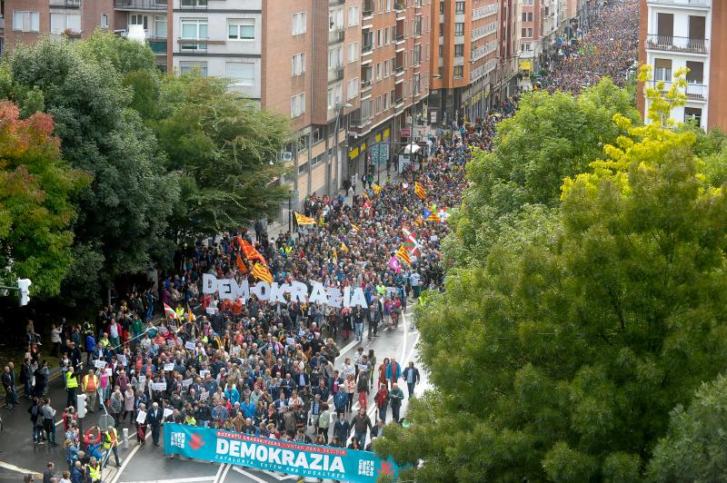 Miles de personas secundan la movilización de Gure Esku Dago en Bilbao