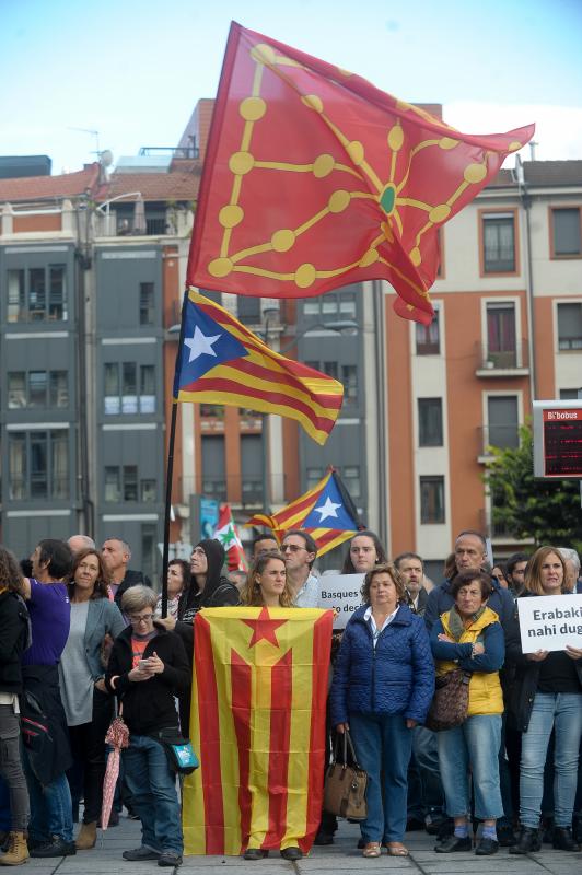 Miles de personas secundan la movilización de Gure Esku Dago en Bilbao