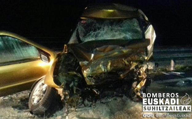 Los coches quedaron destrozados tras el choque.