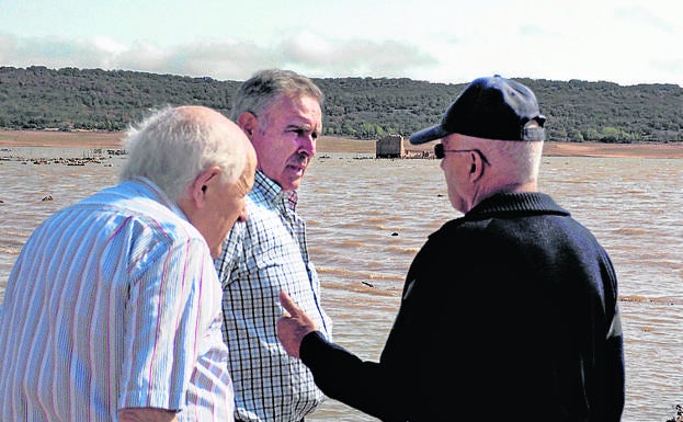 Rafa, Tiqui y Luis, frente a las ruinas de Cenera. 