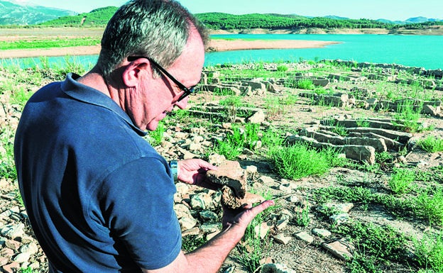 Pedro Cantalejo, en la necrópolis de Peñarrubia. 