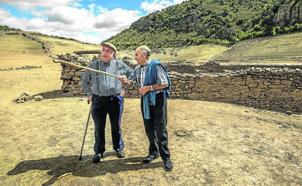 Primos. José Luis Ballesteros y LuisMedel charlan juntoa parte de las ruinas, ahora completamente visibles, de la vieja Mansilla de la Sierra.