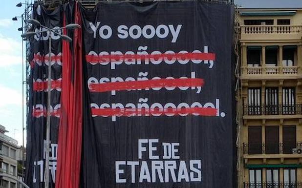Publicidad de ‘Fe de etarras’ en la calle Miracruz de Donostia. 