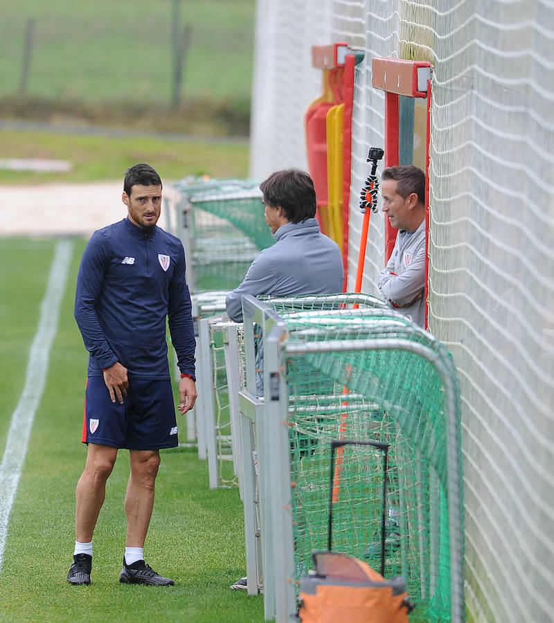 El Athletic vuelve al trabajo sin De Marcos ni Rico pero con el central corriendo por el campo.
