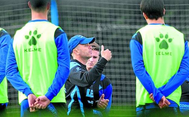 Javier Cabello da instrucciones a los jugadores albiazules en el entrenamiento de ayer en las instalaciones de Ibaia. 