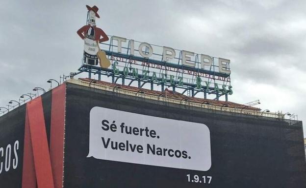 Netflix hizo un guiño al SMS que Rajoy envió a Bárcenas para anunciar la tercera entrega de la serie 'Narcos' en la Puerta del Sol.