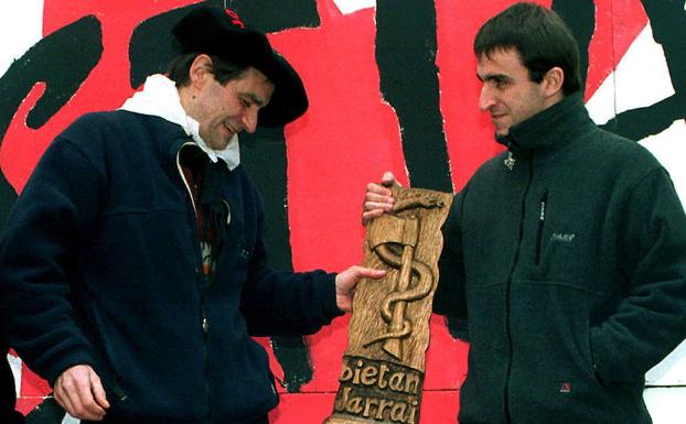 'Josu Ternera' recibe una talla con el hacha y la serpiente -similar a la del nuevo emblema de ETA- de manos de su hijo al salir de la cárcel en 2000.