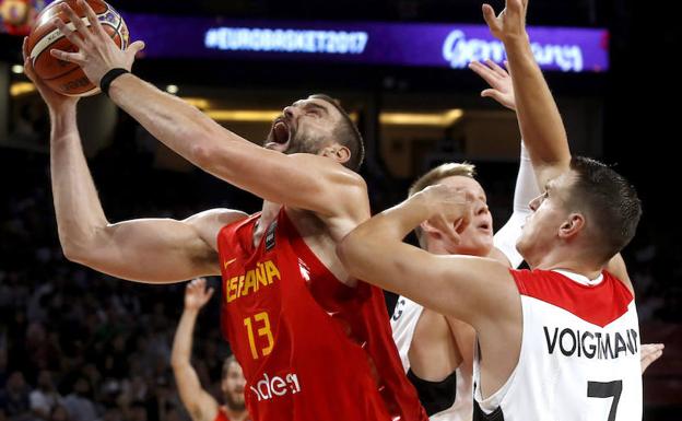 Johannes Voigtmann trata de impedir la canasta de Marc Gasol en el partido de cuartos de final del Eurobasket 2017. 