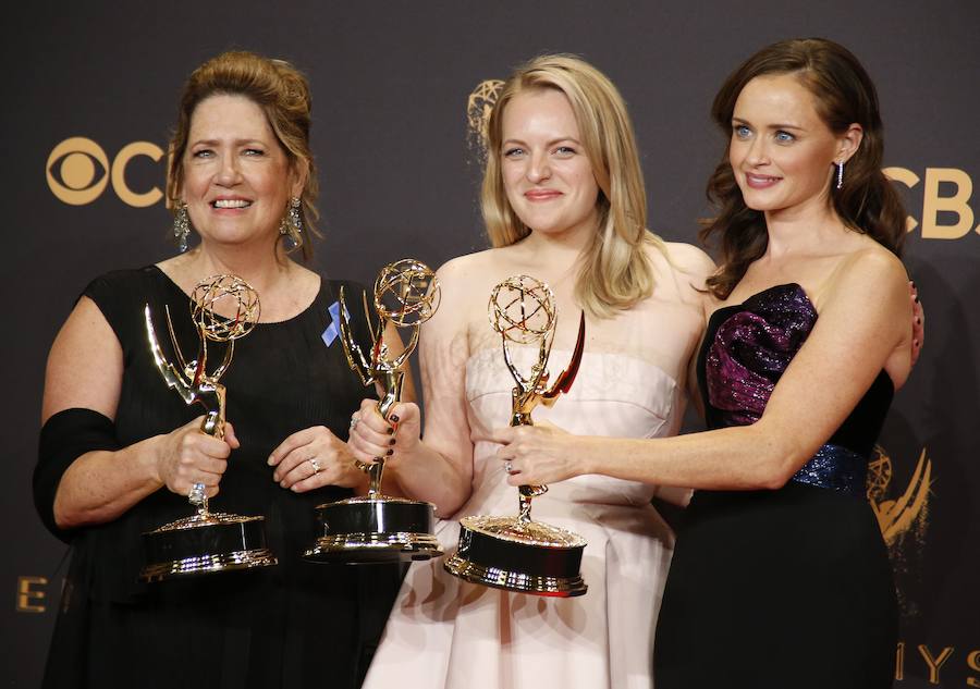 Ann Dowd posa con su galardón a mejor actriz de reparto, Elisabeth Moss con su Emmy a mejor actriz principal en series dramáticas y Alexis Bledel con su premio a la mejor actriz inviitada, todos ellos por 'El cuento de la criada' 