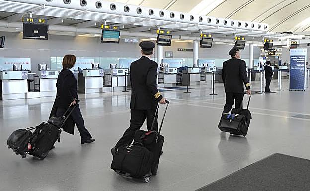 La tripulación de un avión se dispone a embarcar. Las condiciones laborales de los pilotos han empeorado en los últimos tiempos.