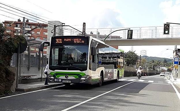 Bizkaibus trasladó ayer la parada, que ahora está debajo de la pasarela. 