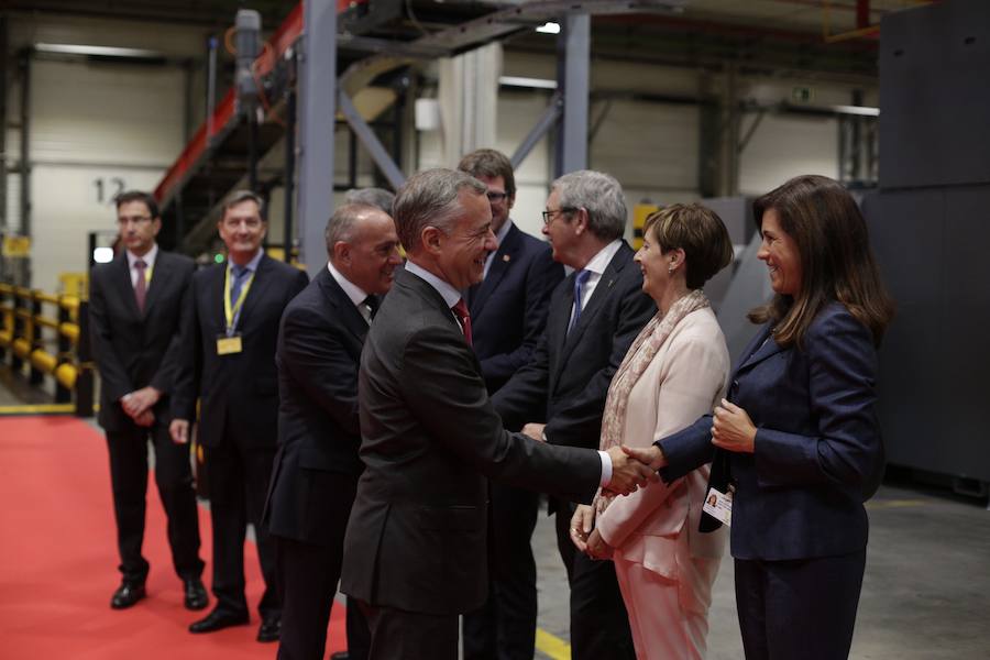 El acto ha contado con la presencia de casi doscientos invitados del mundo empresarial e institucional vasco. Entre ellos, el director general en España de DHL European Air Transport, Jesús Sánchez, y del director general en España de DHL Express, Miguel Borrás, así como de una nutrida representación institucional encabezada por el lehendakari, Iñigo Urkullu. Han estado también la consejera de Desarrollo Económico e Infraestructuras, Arantxa Tapia; el delegado del Gobierno en Euskadi, Javier de Andrés; el diputado general de Álava, Ramiro González; y el alcalde de Vitoria, Gorka Urtaran. 