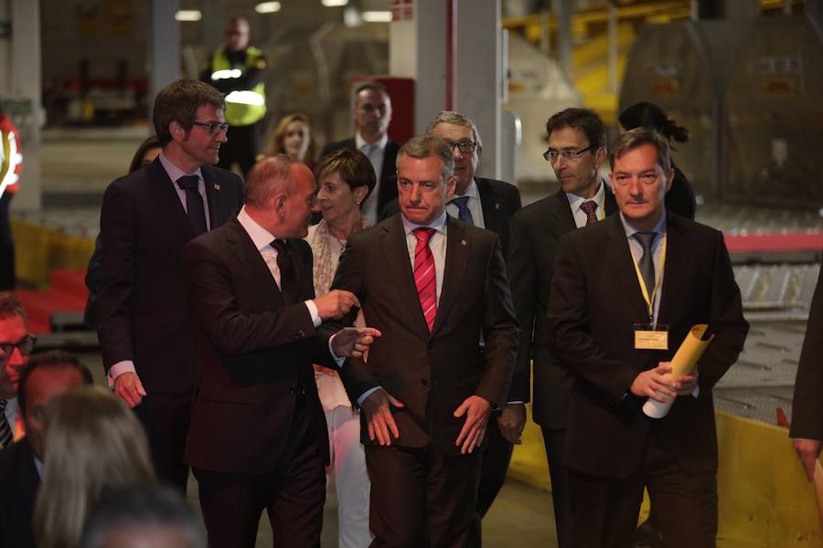 El acto ha contado con la presencia de casi doscientos invitados del mundo empresarial e institucional vasco. Entre ellos, el director general en España de DHL European Air Transport, Jesús Sánchez, y del director general en España de DHL Express, Miguel Borrás, así como de una nutrida representación institucional encabezada por el lehendakari, Iñigo Urkullu. Han estado también la consejera de Desarrollo Económico e Infraestructuras, Arantxa Tapia; el delegado del Gobierno en Euskadi, Javier de Andrés; el diputado general de Álava, Ramiro González; y el alcalde de Vitoria, Gorka Urtaran. 