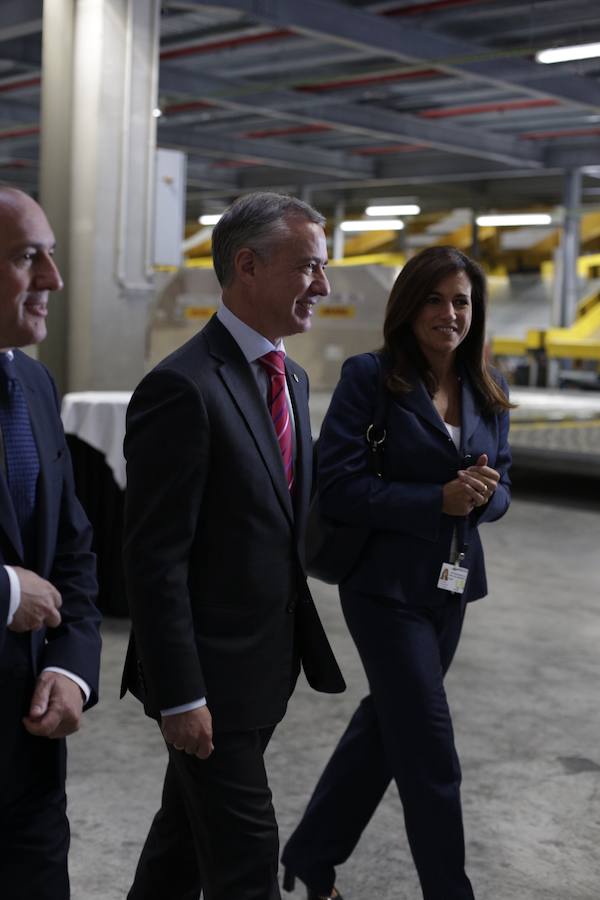 El acto ha contado con la presencia de casi doscientos invitados del mundo empresarial e institucional vasco. Entre ellos, el director general en España de DHL European Air Transport, Jesús Sánchez, y del director general en España de DHL Express, Miguel Borrás, así como de una nutrida representación institucional encabezada por el lehendakari, Iñigo Urkullu. Han estado también la consejera de Desarrollo Económico e Infraestructuras, Arantxa Tapia; el delegado del Gobierno en Euskadi, Javier de Andrés; el diputado general de Álava, Ramiro González; y el alcalde de Vitoria, Gorka Urtaran. 