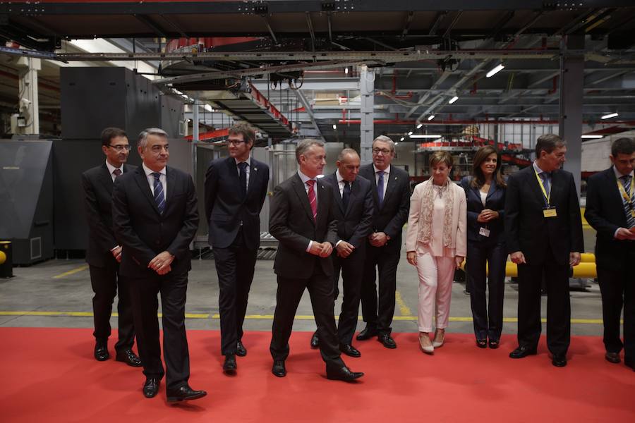 El acto ha contado con la presencia de casi doscientos invitados del mundo empresarial e institucional vasco. Entre ellos, el director general en España de DHL European Air Transport, Jesús Sánchez, y del director general en España de DHL Express, Miguel Borrás, así como de una nutrida representación institucional encabezada por el lehendakari, Iñigo Urkullu. Han estado también la consejera de Desarrollo Económico e Infraestructuras, Arantxa Tapia; el delegado del Gobierno en Euskadi, Javier de Andrés; el diputado general de Álava, Ramiro González; y el alcalde de Vitoria, Gorka Urtaran. 