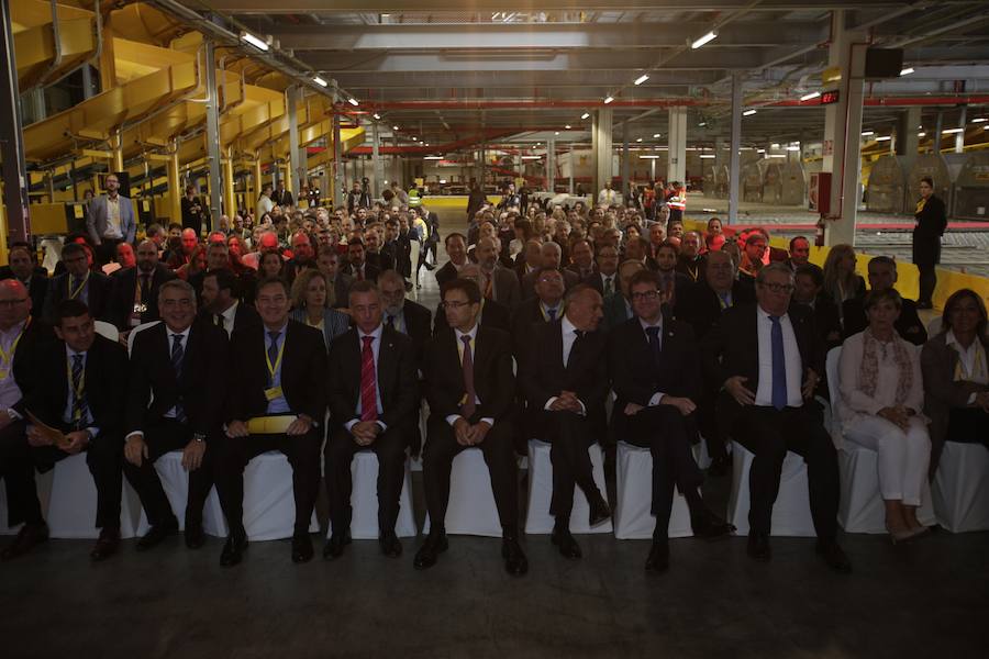 El acto ha contado con la presencia de casi doscientos invitados del mundo empresarial e institucional vasco. Entre ellos, el director general en España de DHL European Air Transport, Jesús Sánchez, y del director general en España de DHL Express, Miguel Borrás, así como de una nutrida representación institucional encabezada por el lehendakari, Iñigo Urkullu. Han estado también la consejera de Desarrollo Económico e Infraestructuras, Arantxa Tapia; el delegado del Gobierno en Euskadi, Javier de Andrés; el diputado general de Álava, Ramiro González; y el alcalde de Vitoria, Gorka Urtaran. 