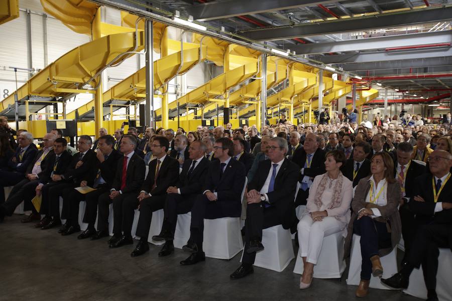 El acto ha contado con la presencia de casi doscientos invitados del mundo empresarial e institucional vasco. Entre ellos, el director general en España de DHL European Air Transport, Jesús Sánchez, y del director general en España de DHL Express, Miguel Borrás, así como de una nutrida representación institucional encabezada por el lehendakari, Iñigo Urkullu. Han estado también la consejera de Desarrollo Económico e Infraestructuras, Arantxa Tapia; el delegado del Gobierno en Euskadi, Javier de Andrés; el diputado general de Álava, Ramiro González; y el alcalde de Vitoria, Gorka Urtaran. 