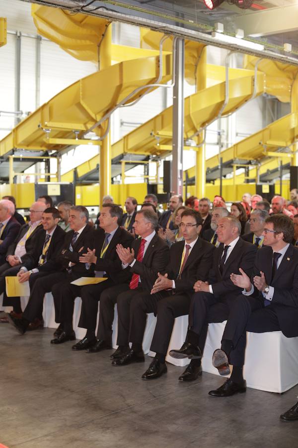 El acto ha contado con la presencia de casi doscientos invitados del mundo empresarial e institucional vasco. Entre ellos, el director general en España de DHL European Air Transport, Jesús Sánchez, y del director general en España de DHL Express, Miguel Borrás, así como de una nutrida representación institucional encabezada por el lehendakari, Iñigo Urkullu. Han estado también la consejera de Desarrollo Económico e Infraestructuras, Arantxa Tapia; el delegado del Gobierno en Euskadi, Javier de Andrés; el diputado general de Álava, Ramiro González; y el alcalde de Vitoria, Gorka Urtaran. 