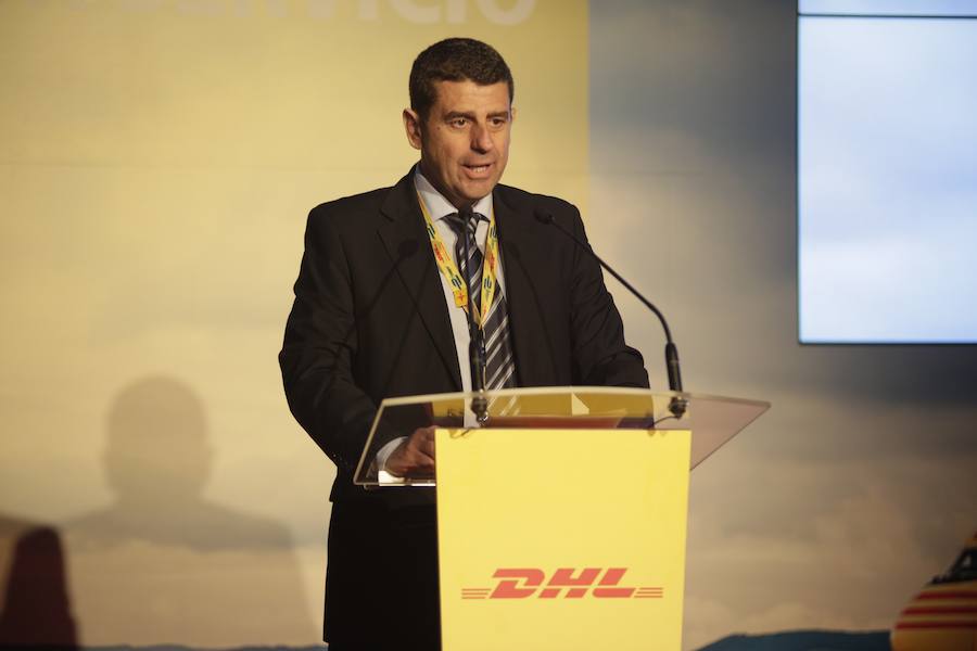 El acto ha contado con la presencia de casi doscientos invitados del mundo empresarial e institucional vasco. Entre ellos, el director general en España de DHL European Air Transport, Jesús Sánchez, y del director general en España de DHL Express, Miguel Borrás, así como de una nutrida representación institucional encabezada por el lehendakari, Iñigo Urkullu. Han estado también la consejera de Desarrollo Económico e Infraestructuras, Arantxa Tapia; el delegado del Gobierno en Euskadi, Javier de Andrés; el diputado general de Álava, Ramiro González; y el alcalde de Vitoria, Gorka Urtaran. 