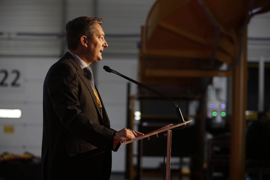 El acto ha contado con la presencia de casi doscientos invitados del mundo empresarial e institucional vasco. Entre ellos, el director general en España de DHL European Air Transport, Jesús Sánchez, y del director general en España de DHL Express, Miguel Borrás, así como de una nutrida representación institucional encabezada por el lehendakari, Iñigo Urkullu. Han estado también la consejera de Desarrollo Económico e Infraestructuras, Arantxa Tapia; el delegado del Gobierno en Euskadi, Javier de Andrés; el diputado general de Álava, Ramiro González; y el alcalde de Vitoria, Gorka Urtaran. 