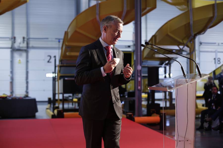 El acto ha contado con la presencia de casi doscientos invitados del mundo empresarial e institucional vasco. Entre ellos, el director general en España de DHL European Air Transport, Jesús Sánchez, y del director general en España de DHL Express, Miguel Borrás, así como de una nutrida representación institucional encabezada por el lehendakari, Iñigo Urkullu. Han estado también la consejera de Desarrollo Económico e Infraestructuras, Arantxa Tapia; el delegado del Gobierno en Euskadi, Javier de Andrés; el diputado general de Álava, Ramiro González; y el alcalde de Vitoria, Gorka Urtaran. 