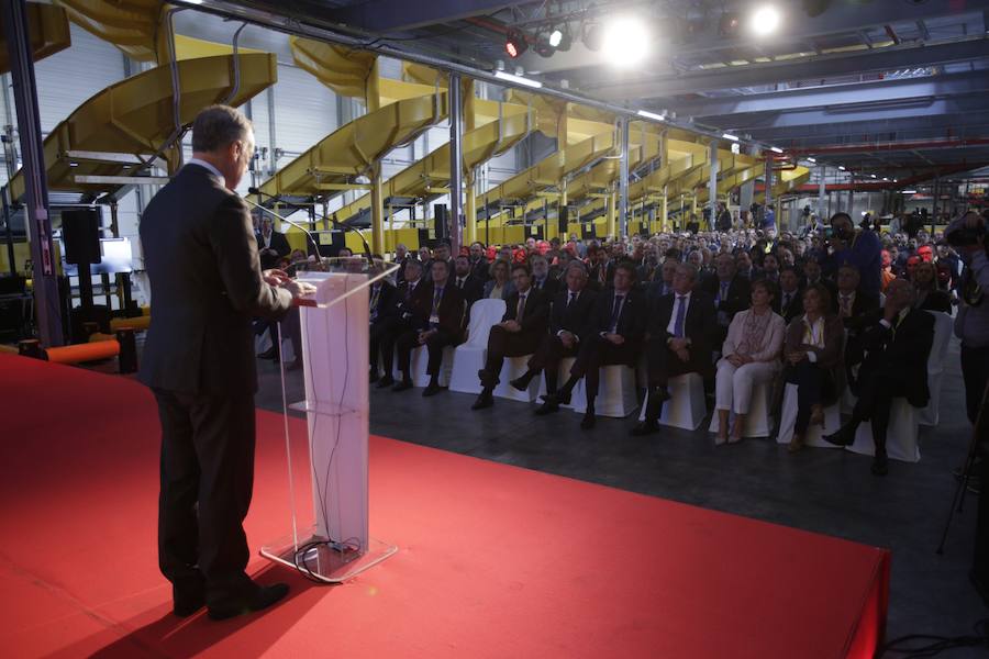 El acto ha contado con la presencia de casi doscientos invitados del mundo empresarial e institucional vasco. Entre ellos, el director general en España de DHL European Air Transport, Jesús Sánchez, y del director general en España de DHL Express, Miguel Borrás, así como de una nutrida representación institucional encabezada por el lehendakari, Iñigo Urkullu. Han estado también la consejera de Desarrollo Económico e Infraestructuras, Arantxa Tapia; el delegado del Gobierno en Euskadi, Javier de Andrés; el diputado general de Álava, Ramiro González; y el alcalde de Vitoria, Gorka Urtaran. 