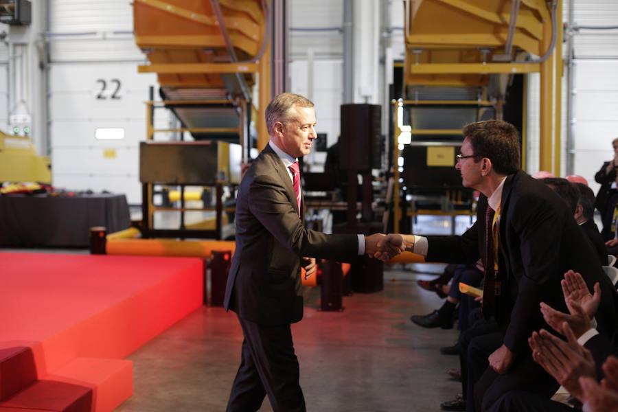 El acto ha contado con la presencia de casi doscientos invitados del mundo empresarial e institucional vasco. Entre ellos, el director general en España de DHL European Air Transport, Jesús Sánchez, y del director general en España de DHL Express, Miguel Borrás, así como de una nutrida representación institucional encabezada por el lehendakari, Iñigo Urkullu. Han estado también la consejera de Desarrollo Económico e Infraestructuras, Arantxa Tapia; el delegado del Gobierno en Euskadi, Javier de Andrés; el diputado general de Álava, Ramiro González; y el alcalde de Vitoria, Gorka Urtaran. 