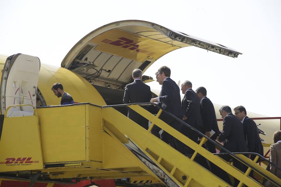 El acto ha contado con la presencia de casi doscientos invitados del mundo empresarial e institucional vasco. Entre ellos, el director general en España de DHL European Air Transport, Jesús Sánchez, y del director general en España de DHL Express, Miguel Borrás, así como de una nutrida representación institucional encabezada por el lehendakari, Iñigo Urkullu. Han estado también la consejera de Desarrollo Económico e Infraestructuras, Arantxa Tapia; el delegado del Gobierno en Euskadi, Javier de Andrés; el diputado general de Álava, Ramiro González; y el alcalde de Vitoria, Gorka Urtaran. 