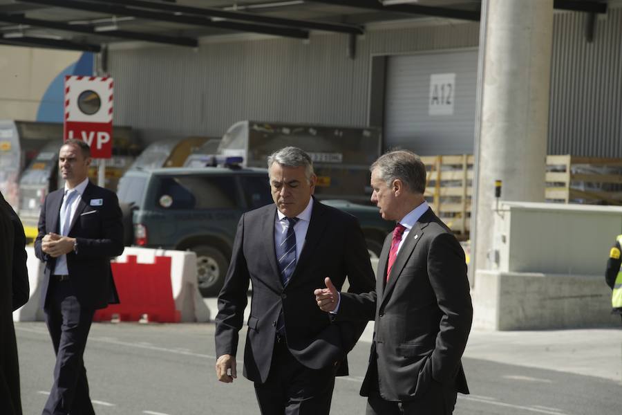 El acto ha contado con la presencia de casi doscientos invitados del mundo empresarial e institucional vasco. Entre ellos, el director general en España de DHL European Air Transport, Jesús Sánchez, y del director general en España de DHL Express, Miguel Borrás, así como de una nutrida representación institucional encabezada por el lehendakari, Iñigo Urkullu. Han estado también la consejera de Desarrollo Económico e Infraestructuras, Arantxa Tapia; el delegado del Gobierno en Euskadi, Javier de Andrés; el diputado general de Álava, Ramiro González; y el alcalde de Vitoria, Gorka Urtaran. 