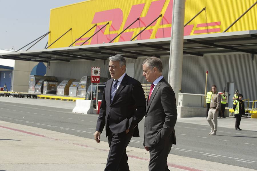 El acto ha contado con la presencia de casi doscientos invitados del mundo empresarial e institucional vasco. Entre ellos, el director general en España de DHL European Air Transport, Jesús Sánchez, y del director general en España de DHL Express, Miguel Borrás, así como de una nutrida representación institucional encabezada por el lehendakari, Iñigo Urkullu. Han estado también la consejera de Desarrollo Económico e Infraestructuras, Arantxa Tapia; el delegado del Gobierno en Euskadi, Javier de Andrés; el diputado general de Álava, Ramiro González; y el alcalde de Vitoria, Gorka Urtaran. 