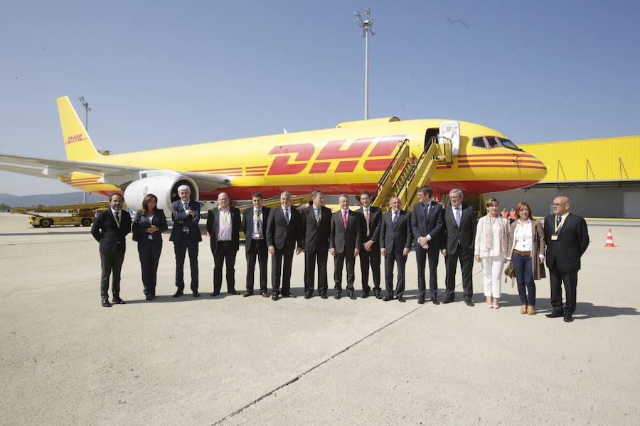 El acto ha contado con la presencia de casi doscientos invitados del mundo empresarial e institucional vasco. Entre ellos, el director general en España de DHL European Air Transport, Jesús Sánchez, y del director general en España de DHL Express, Miguel Borrás, así como de una nutrida representación institucional encabezada por el lehendakari, Iñigo Urkullu. Han estado también la consejera de Desarrollo Económico e Infraestructuras, Arantxa Tapia; el delegado del Gobierno en Euskadi, Javier de Andrés; el diputado general de Álava, Ramiro González; y el alcalde de Vitoria, Gorka Urtaran. 