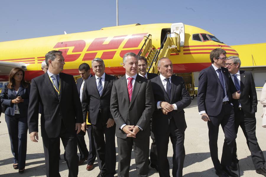 El acto ha contado con la presencia de casi doscientos invitados del mundo empresarial e institucional vasco. Entre ellos, el director general en España de DHL European Air Transport, Jesús Sánchez, y del director general en España de DHL Express, Miguel Borrás, así como de una nutrida representación institucional encabezada por el lehendakari, Iñigo Urkullu. Han estado también la consejera de Desarrollo Económico e Infraestructuras, Arantxa Tapia; el delegado del Gobierno en Euskadi, Javier de Andrés; el diputado general de Álava, Ramiro González; y el alcalde de Vitoria, Gorka Urtaran. 