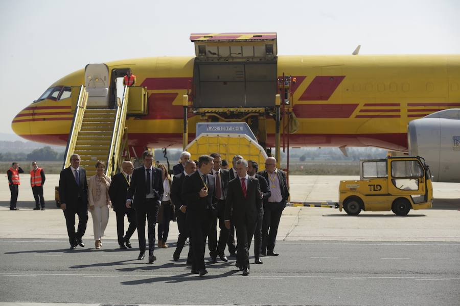 El acto ha contado con la presencia de casi doscientos invitados del mundo empresarial e institucional vasco. Entre ellos, el director general en España de DHL European Air Transport, Jesús Sánchez, y del director general en España de DHL Express, Miguel Borrás, así como de una nutrida representación institucional encabezada por el lehendakari, Iñigo Urkullu. Han estado también la consejera de Desarrollo Económico e Infraestructuras, Arantxa Tapia; el delegado del Gobierno en Euskadi, Javier de Andrés; el diputado general de Álava, Ramiro González; y el alcalde de Vitoria, Gorka Urtaran. 