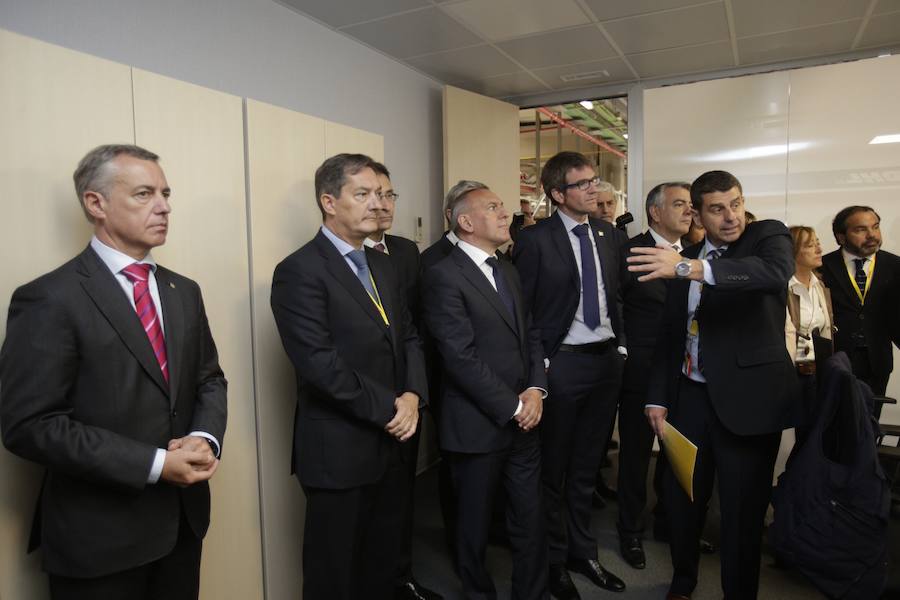 El acto ha contado con la presencia de casi doscientos invitados del mundo empresarial e institucional vasco. Entre ellos, el director general en España de DHL European Air Transport, Jesús Sánchez, y del director general en España de DHL Express, Miguel Borrás, así como de una nutrida representación institucional encabezada por el lehendakari, Iñigo Urkullu. Han estado también la consejera de Desarrollo Económico e Infraestructuras, Arantxa Tapia; el delegado del Gobierno en Euskadi, Javier de Andrés; el diputado general de Álava, Ramiro González; y el alcalde de Vitoria, Gorka Urtaran. 