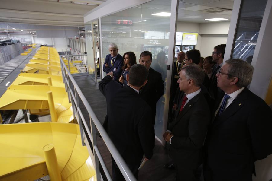 El acto ha contado con la presencia de casi doscientos invitados del mundo empresarial e institucional vasco. Entre ellos, el director general en España de DHL European Air Transport, Jesús Sánchez, y del director general en España de DHL Express, Miguel Borrás, así como de una nutrida representación institucional encabezada por el lehendakari, Iñigo Urkullu. Han estado también la consejera de Desarrollo Económico e Infraestructuras, Arantxa Tapia; el delegado del Gobierno en Euskadi, Javier de Andrés; el diputado general de Álava, Ramiro González; y el alcalde de Vitoria, Gorka Urtaran. 