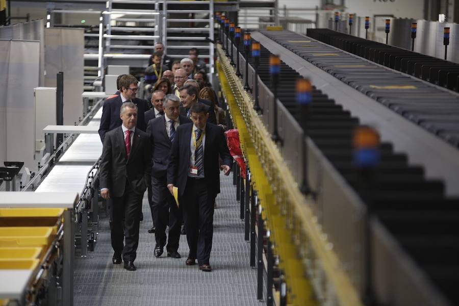 El acto ha contado con la presencia de casi doscientos invitados del mundo empresarial e institucional vasco. Entre ellos, el director general en España de DHL European Air Transport, Jesús Sánchez, y del director general en España de DHL Express, Miguel Borrás, así como de una nutrida representación institucional encabezada por el lehendakari, Iñigo Urkullu. Han estado también la consejera de Desarrollo Económico e Infraestructuras, Arantxa Tapia; el delegado del Gobierno en Euskadi, Javier de Andrés; el diputado general de Álava, Ramiro González; y el alcalde de Vitoria, Gorka Urtaran. 