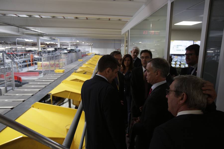 El acto ha contado con la presencia de casi doscientos invitados del mundo empresarial e institucional vasco. Entre ellos, el director general en España de DHL European Air Transport, Jesús Sánchez, y del director general en España de DHL Express, Miguel Borrás, así como de una nutrida representación institucional encabezada por el lehendakari, Iñigo Urkullu. Han estado también la consejera de Desarrollo Económico e Infraestructuras, Arantxa Tapia; el delegado del Gobierno en Euskadi, Javier de Andrés; el diputado general de Álava, Ramiro González; y el alcalde de Vitoria, Gorka Urtaran. 