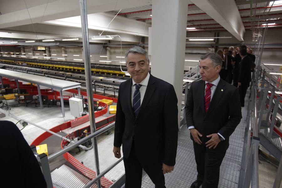 El acto ha contado con la presencia de casi doscientos invitados del mundo empresarial e institucional vasco. Entre ellos, el director general en España de DHL European Air Transport, Jesús Sánchez, y del director general en España de DHL Express, Miguel Borrás, así como de una nutrida representación institucional encabezada por el lehendakari, Iñigo Urkullu. Han estado también la consejera de Desarrollo Económico e Infraestructuras, Arantxa Tapia; el delegado del Gobierno en Euskadi, Javier de Andrés; el diputado general de Álava, Ramiro González; y el alcalde de Vitoria, Gorka Urtaran. 