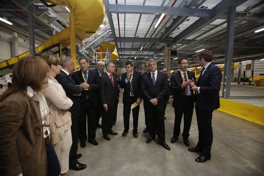 El acto ha contado con la presencia de casi doscientos invitados del mundo empresarial e institucional vasco. Entre ellos, el director general en España de DHL European Air Transport, Jesús Sánchez, y del director general en España de DHL Express, Miguel Borrás, así como de una nutrida representación institucional encabezada por el lehendakari, Iñigo Urkullu. Han estado también la consejera de Desarrollo Económico e Infraestructuras, Arantxa Tapia; el delegado del Gobierno en Euskadi, Javier de Andrés; el diputado general de Álava, Ramiro González; y el alcalde de Vitoria, Gorka Urtaran. 
