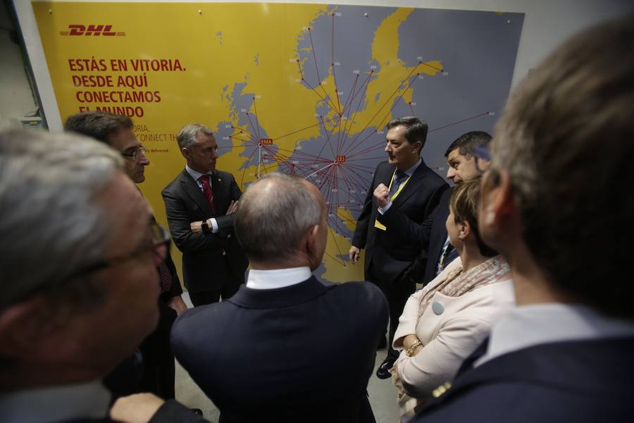 El acto ha contado con la presencia de casi doscientos invitados del mundo empresarial e institucional vasco. Entre ellos, el director general en España de DHL European Air Transport, Jesús Sánchez, y del director general en España de DHL Express, Miguel Borrás, así como de una nutrida representación institucional encabezada por el lehendakari, Iñigo Urkullu. Han estado también la consejera de Desarrollo Económico e Infraestructuras, Arantxa Tapia; el delegado del Gobierno en Euskadi, Javier de Andrés; el diputado general de Álava, Ramiro González; y el alcalde de Vitoria, Gorka Urtaran. 