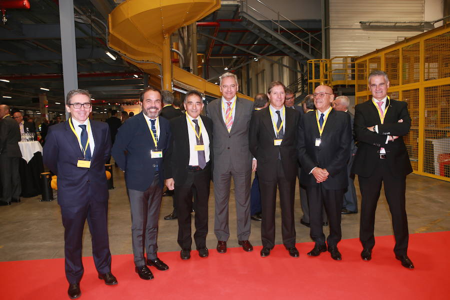 El acto ha contado con la presencia de casi doscientos invitados del mundo empresarial e institucional vasco. Entre ellos, el director general en España de DHL European Air Transport, Jesús Sánchez, y del director general en España de DHL Express, Miguel Borrás, así como de una nutrida representación institucional encabezada por el lehendakari, Iñigo Urkullu. Han estado también la consejera de Desarrollo Económico e Infraestructuras, Arantxa Tapia; el delegado del Gobierno en Euskadi, Javier de Andrés; el diputado general de Álava, Ramiro González; y el alcalde de Vitoria, Gorka Urtaran. 