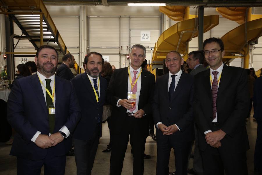 El acto ha contado con la presencia de casi doscientos invitados del mundo empresarial e institucional vasco. Entre ellos, el director general en España de DHL European Air Transport, Jesús Sánchez, y del director general en España de DHL Express, Miguel Borrás, así como de una nutrida representación institucional encabezada por el lehendakari, Iñigo Urkullu. Han estado también la consejera de Desarrollo Económico e Infraestructuras, Arantxa Tapia; el delegado del Gobierno en Euskadi, Javier de Andrés; el diputado general de Álava, Ramiro González; y el alcalde de Vitoria, Gorka Urtaran. 