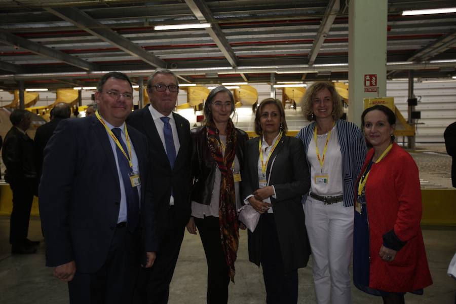 El acto ha contado con la presencia de casi doscientos invitados del mundo empresarial e institucional vasco. Entre ellos, el director general en España de DHL European Air Transport, Jesús Sánchez, y del director general en España de DHL Express, Miguel Borrás, así como de una nutrida representación institucional encabezada por el lehendakari, Iñigo Urkullu. Han estado también la consejera de Desarrollo Económico e Infraestructuras, Arantxa Tapia; el delegado del Gobierno en Euskadi, Javier de Andrés; el diputado general de Álava, Ramiro González; y el alcalde de Vitoria, Gorka Urtaran. 
