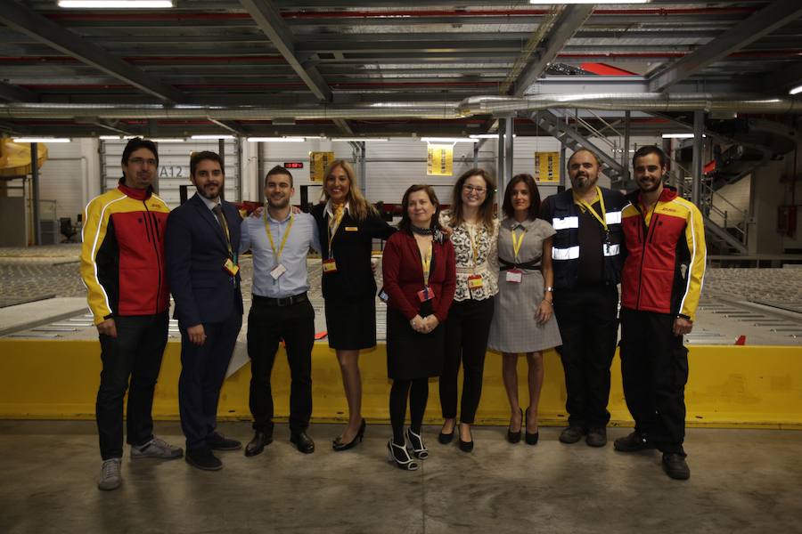 El acto ha contado con la presencia de casi doscientos invitados del mundo empresarial e institucional vasco. Entre ellos, el director general en España de DHL European Air Transport, Jesús Sánchez, y del director general en España de DHL Express, Miguel Borrás, así como de una nutrida representación institucional encabezada por el lehendakari, Iñigo Urkullu. Han estado también la consejera de Desarrollo Económico e Infraestructuras, Arantxa Tapia; el delegado del Gobierno en Euskadi, Javier de Andrés; el diputado general de Álava, Ramiro González; y el alcalde de Vitoria, Gorka Urtaran. 