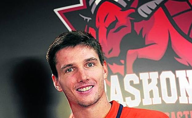 Matt Janning fue presentado ayer por el Baskonia en el Buesa Arena.