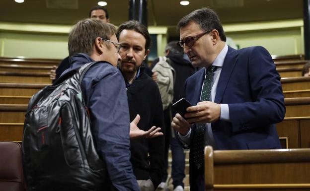 Pablo Iglesias junto al portavoz del PNV en el Congreso, Aitor Esteban, esta mañana en el Congreso.