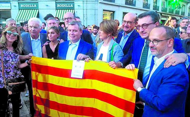 En la Puerta del Sol. Parlamentarios del PNV, encabezados por Aitor Esteban, acudieron ayer a la protesta convocada por Podemos.